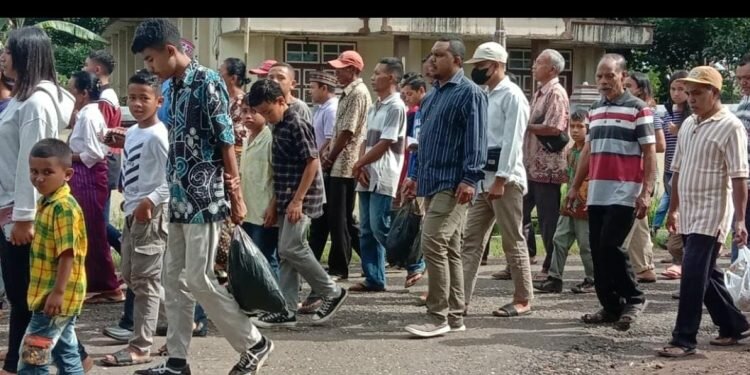 Prosesi Jalan Salib Umat Paroki di Flores: Doa, Merenung, dan Memungut Sampah